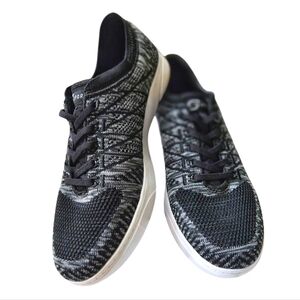 NEW Skechers Black and White Textured Knit Sneakers. Size 9 US. NIB.